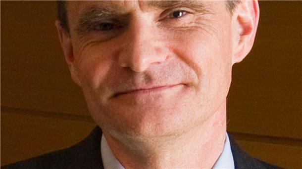 Nobelpreisträger: Die Welt ist ein gefährlicher Ort Simon Johnson stammt ursprünglich aus Großbritannien, lebt aber schon lange in den USA.