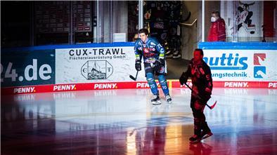 Simon Stowasser läuft aufs Eis in der Bremerhavener Eisarena. Der 18-Jährige feierte gegen Iserlohn sein Debüt bei den Fischtown Pinguins.