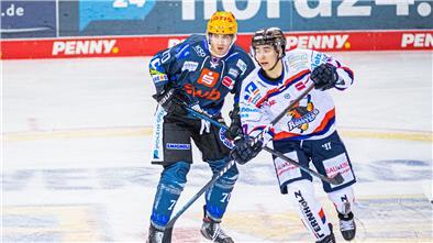 Simon Stowasser (links) kehrt den Pinguins im Saisonendspurt den Rücken.