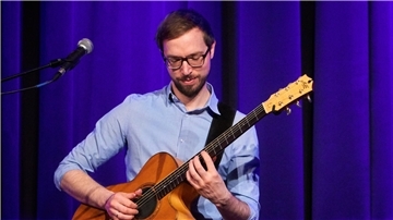 Simon Wahl führt mit großem Charme durch das Programm, erklärt musikalische Zusammenhänge auf einfache, verständliche Art und Weise.