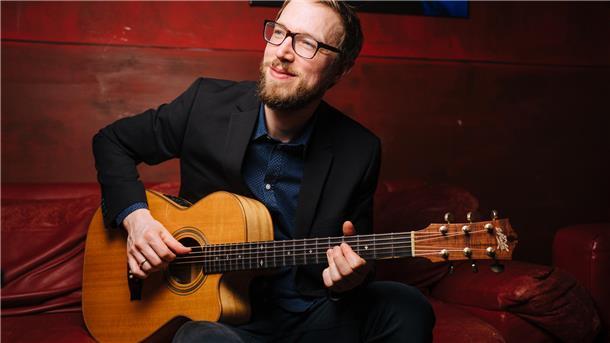Mann mit Gitarre