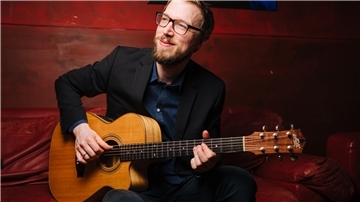 Mann mit Gitarre