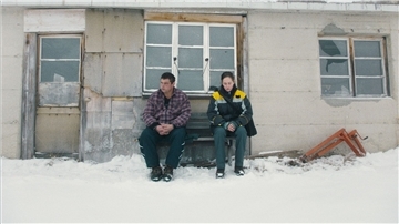 Simon Wisler als Marco und Michèle Brand als Anna in einer Szene des Films „Drei Winter“.