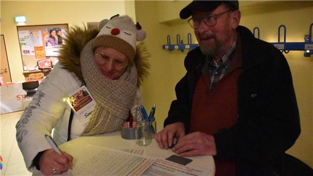 Geldautomat wird abgebaut: Bokeler sammeln fast 900 Unterschriften für Erhalt Simone Gerdes unterschrieb spontan beim Budenzauber in Bokel. Darüber freute sich Klaus Hinze.