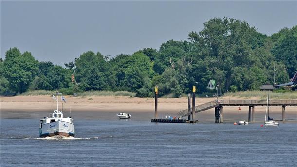 Blick auf die Weserinsel Harriersand und die Fähre "Guntsiet"