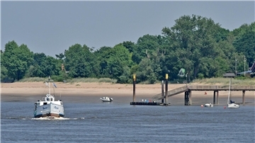 Blick auf die Weserinsel Harriersand und die Fähre "Guntsiet"