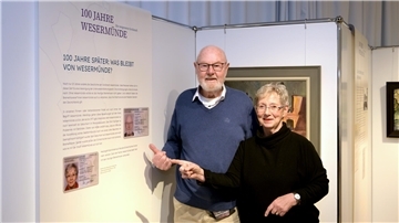 Das Ehepaar von Häfen steht an "seinem" Ausstellungsposter.