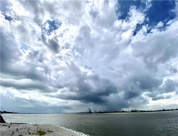 Was ein nerviger Stau mir doch für ein wundervolles Grauen beschert Spektakuläre Szenen der Naturgewalt spielen sich oft am Himmel über Bremerhaven und der Nordseeküste ab.