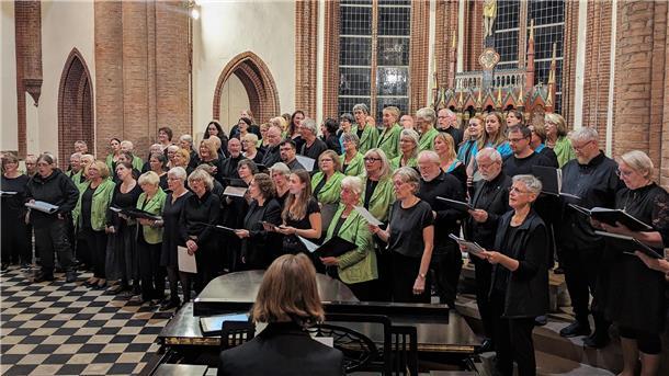 Singen verbindet: Gemeinsamer Kanon mit der Chorvereinigung Concordia, der Evangelischen Stadtkantorei und dem Chor Hey Now bei der der Langen Chornacht in der Christuskirche.