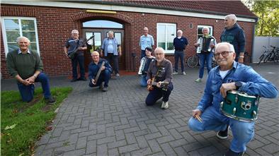 Eine Band mit Instrumenten. 