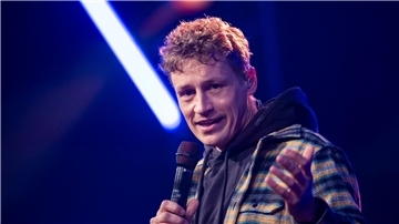 Singt und malt: Tim Bendzko.