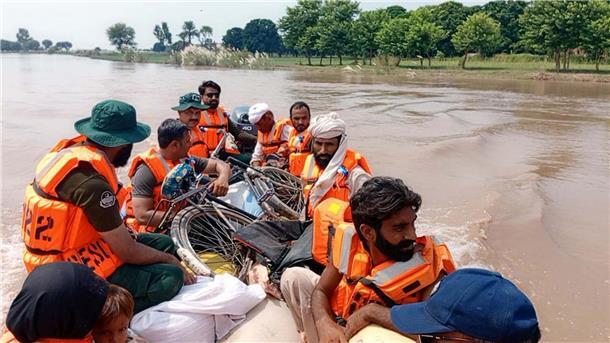 Monsunregen in Pakistan - Zwei Millionen Menschen betroffen Sintflutartige Regenfälle haben 2.000 Dörfer in Punjab überschwemmt.