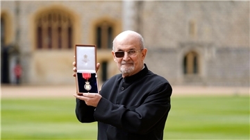 Sir Salman Rushdie ist auf Schloss Windsor für seine Verdienste um die Literatur geehrt worden.