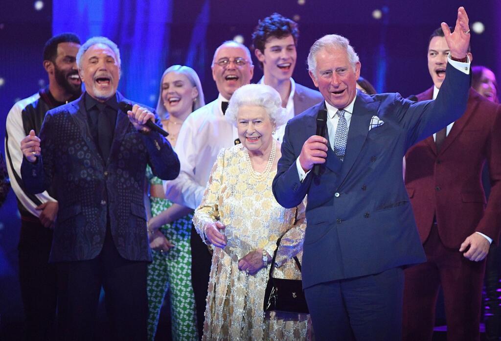 Sir Tom Jones trat beim 92. Geburtstag für Queen Elizabeth II. auf, die ihn 2006 zum Ritter geschlagen hatte.