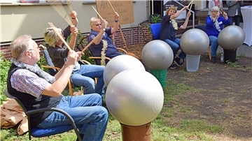 Sitzball, Papierkorb, fertig: Beim Tag der Generationen gab es viel Musik. Dabei kamen auch ungewöhnliche Instrumente zum Einsatz.