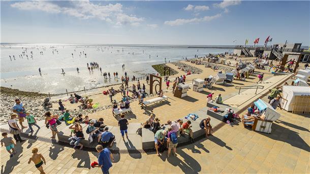 Neue Promenade mit Bänken in Büsum