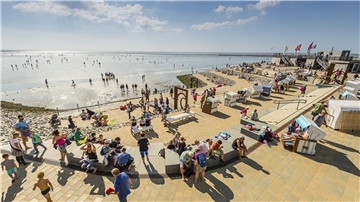 Neue Promenade mit Bänken in Büsum