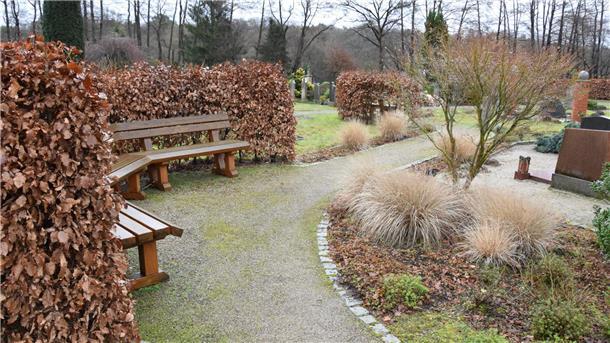 So möbelt die kleine Gemeinde Ostereistedt ihre Friedhöfe auf Sitzgelegenheiten und eine hübsche Neugestaltung haben die Rockstedter bereits vor längerer Zeit auf ihrem Friedhof umgesetzt. Im Zuge der Dorfentwicklung sollen nun noch Bereiche für verschiedene Bestattungsformen erweitert und bepflanzt werden.