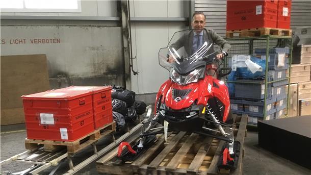Sitzprobe: Außenminister Heiko Maas auf einem Schneemobil im AWI-Hafenlager.