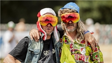 Ski Aggu ist dieses Jahr zwar nicht auf dem Deichbrand, die Skibrille darf natürlich trotzdem nicht fehlen.