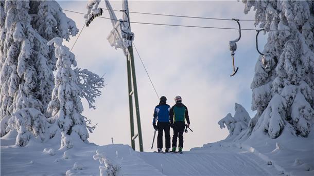 Skifahrer und Rodler starten im Harz in die Wintersaison Skifahrer lassen sich am Sonnenberg im Oberharz mit einem Schlepplift den Berg hochziehen.