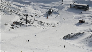 Skifahrer sind auf dem Zugspitzplatt unterwegs.