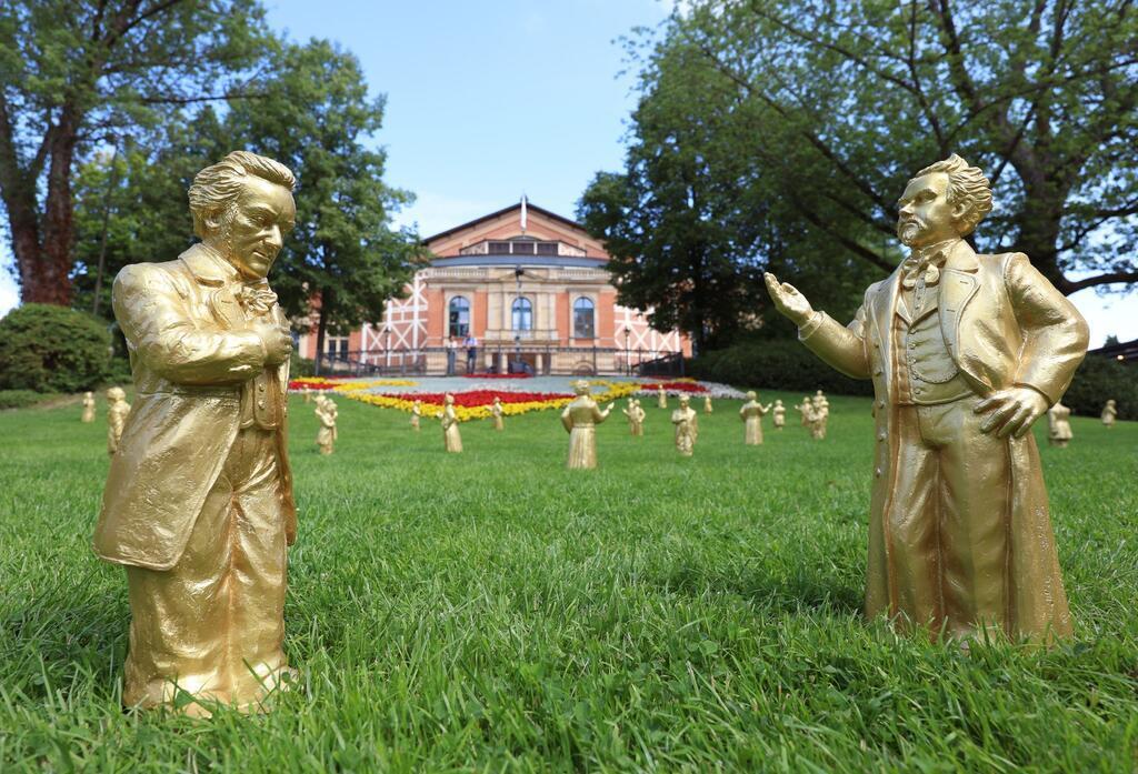 Wagner-Musik lässt Filme flirren Skulpturen des Künstlers Ottmar Hörl, welche Richard Wagner und seinen Förderer, König Ludwig II. (rechts) darstellen, stehen vor dem Festspielhaus Bayreuth. (Archivbild)