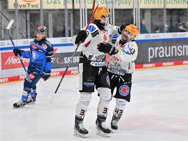 Die Pinguins stehen im Halbfinale - historischer Tag im Bremerhavener Eishockey Skyler McKenzie jubelt mit Torschütze Markus Vikingstad über das frühe 1:0 für die Fischtown Pinguins, das den Weg zum Halbfinaleinzug ebnete.