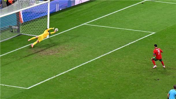 Sloweniens Torhüter Jan Oblak (l.) pariert einen Elfmeterschuss von Cristiano Ronaldo.