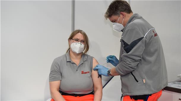 So ähnlich könnte es aussehen, wenn Johanniter Jan Lückert seine Kollegin Britta Schönfeld impfen würde. Doch sie ist noch nicht an der Reihe. Zurzeit verhilft der Ehrenamtliche noch den Menschen über 85 zu einer Impfung.