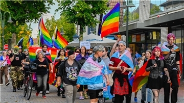 So bunt wie die Gesellschaft, für die sie kämpfen, ist auch der Demonstrationszug in Rotenburg selbst.