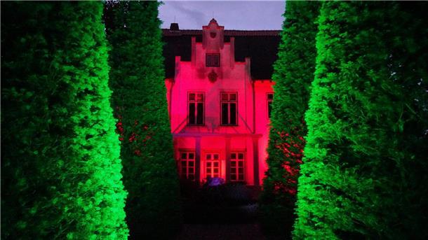 So kann es aussehen, wenn Leben in das Allmers-Haus einzieht: Die Künstlergruppe „Das Letzte Kleinod“ hat dort 2021, zum 200. Geburtstag des Marschendichters, ein Stück erarbeitet und aufgeführt.