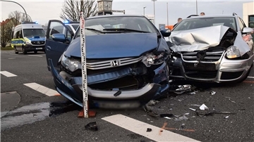 So kann‘s aussehen, wenn ein Fahrer die rote Ampel übersieht und abbiegt. Bei dem Unfall im April wurden auf der Stresemannstraße zwei Personen verletzt.