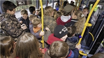 So kennt man es: Morgens und mittags sind die Schulbusse oft sehr voll. Wichtig ist daher, dass – anders als auf diesem Bild aus Vorcoronazeiten – alle eine Maske tragen.