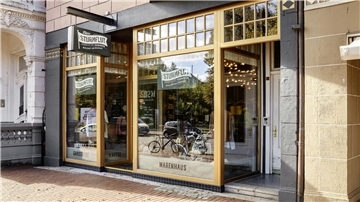 So könnte der Laden auch 1962 ausgesehen haben: Schaufenster vom „Sturmflut“ in Cuxhaven. 