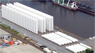 Viele Speichersäulen für CO2 in einem Hafen.