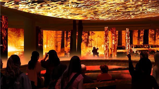 Besucher schauen auf eine raumfüllende Leinwand mit Waldbrand.