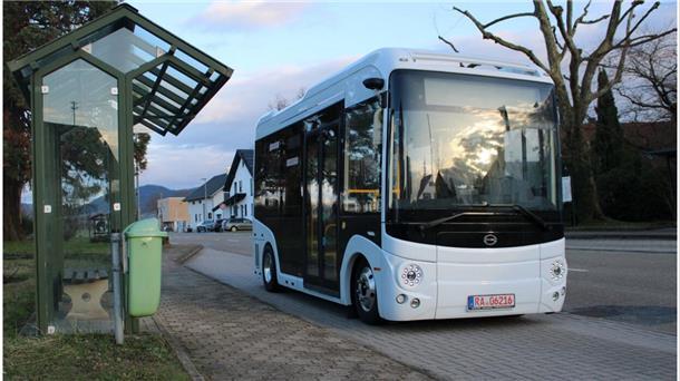 Schneller surfen und besser Bus fahren: Dieser 5G-Mobilfunkmast macht‘s möglich Ein Bus