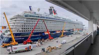 So nah kommt man Kreuzlinern wie „Mein Schiff 3“ in Bremerhaven.