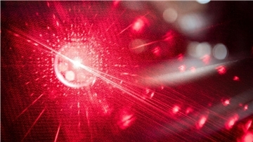 Ein Laserpointer scheint hell und rot.