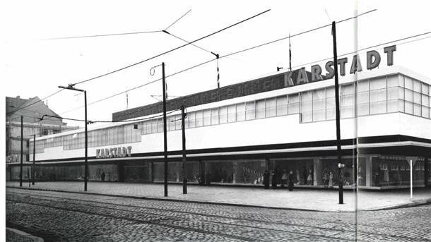So sah das Bremerhavener Karstadt-Gebäude 1959 aus, fotografiert von Carlfried Halbach (Ratingen), veröffentlicht in „Vom Kaufhaus zur Stadtgalerie: Bauten für den Handel von Walter Brune", herausgegeben von Holger Pump-Uhlmann, Jovis-Verlag.