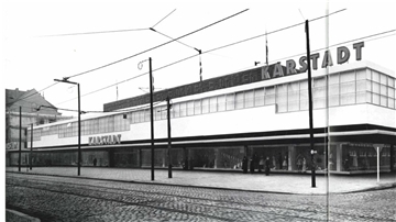 So sah das Bremerhavener Karstadt-Gebäude 1959 aus, fotografiert von Carlfried Halbach (Ratingen), veröffentlicht in „Vom Kaufhaus zur Stadtgalerie: Bauten für den Handel von Walter Brune", herausgegeben von Holger Pump-Uhlmann, Jovis-Verlag.