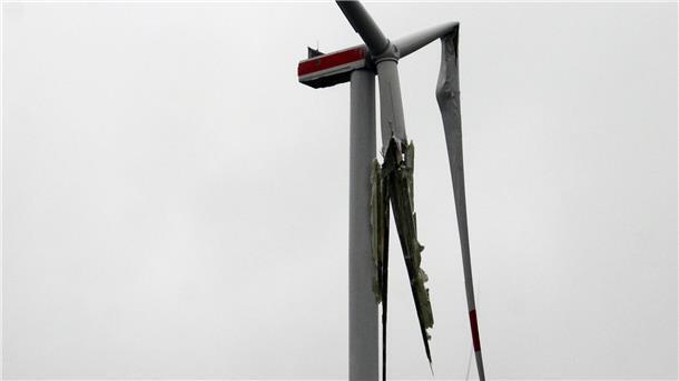 So sah das havarierte Windrad am Donnerstag aus: Zwölf Tage nach dem ersten Rotorblatt ist nun ein zweites abgeknickt. Laut Betreiber passierte es beim „kontrollierten Herablassen“ des vorderen Rotorblatts.