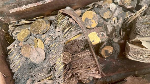 So sah der Münzschatz aus, als er aus der Erde geholt wurde.