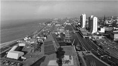 So sah der Museumshafen 1979 aus – vom Radarturm aus betrachtet. Da wo heute sich die Attraktionen versammeln, herrschte damals noch Ödnis.
