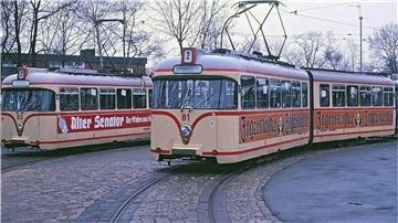 So sah die alte Straßenbahn in der Seestadt aus. Heute fahren diese beiden Züge in Temeschwar (Timisoara) in Rumänien.