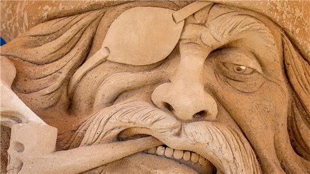 Sandblöcke in Figuren verwandeln So sah eine der Figuren aus Sand bei früheren Ausstellungen aus.
