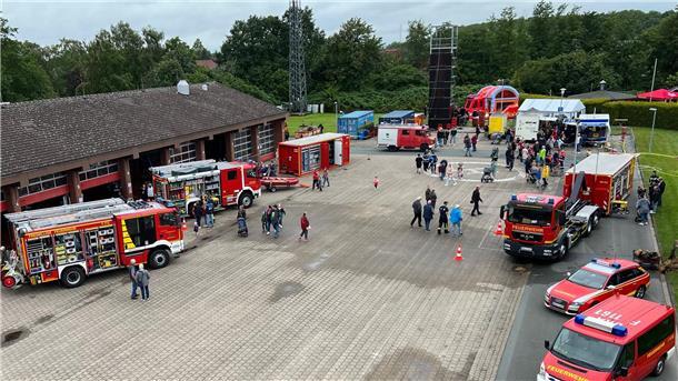 So lief der Tag der offenen Tür bei der Feuerwehr Nordenham Der Hof der Feuerwache von oben