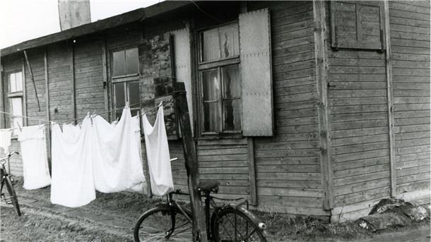 Bis in die 60er Jahre wohnen in der Wesermarsch Familien in Baracken So sah es um die Baracken am Haverkiel 1951 aus.