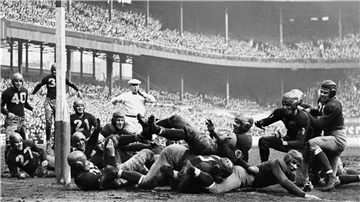 So sah Football im Jahr 1941 aus. Das Foto zeigt eine Szene aus dem Spiel der Washington Redskins und den Chicago Bears.